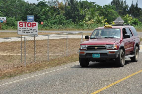 A preferência é dos aviões em estrada que contorna o aeroporto de Placencia, no litoral sul de Belize